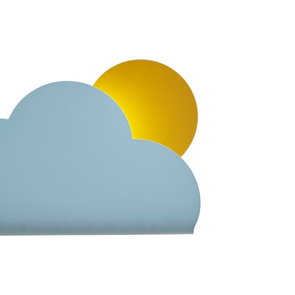 Wandleuchte für das Kinderzimmer in Form einer hellblauen Wolke vor einer gelben Sonne aus Holz.