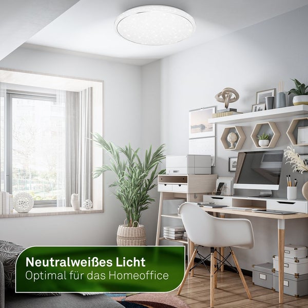 Deckenleuchte im modernen Arbeitszimmer mit Schreibtisch, Regalen und Dekoration