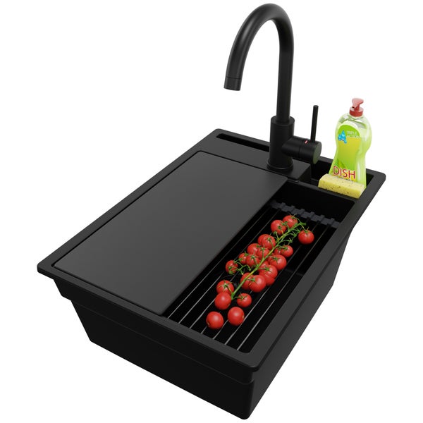 Schwarze Küchenspüle mit Abtropffläche, Armatur, Spülmittel, Schwamm und Tomatenrispe