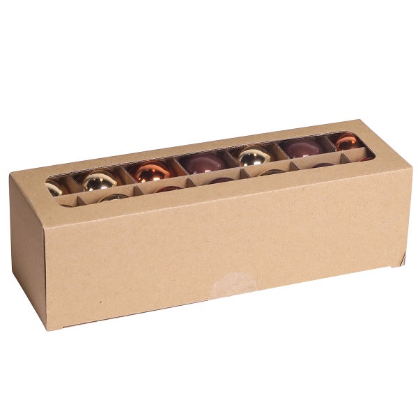 Karton mit Christbaumkugeln