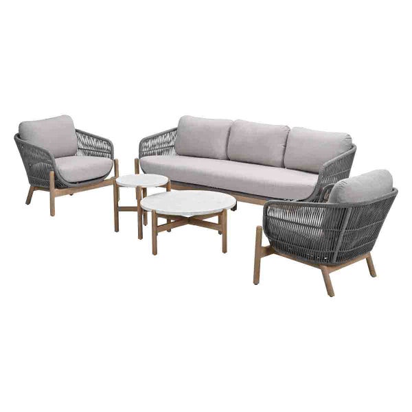 Lounge-Set aus Dreisitzer-Sofa, zwei Sesseln und zwei runden Couchtischen mit Holzgestell, grauem Seilgeflecht und Polstern.