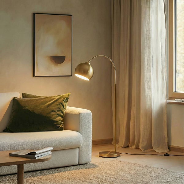 Wohnzimmer mit Sofa, Couchtisch und Bogenlampe