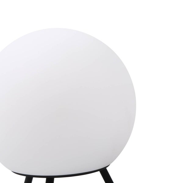 Nahaufnahme eines weißen, kugelförmigen Lampenschirms auf einem schwarzen Gestell.