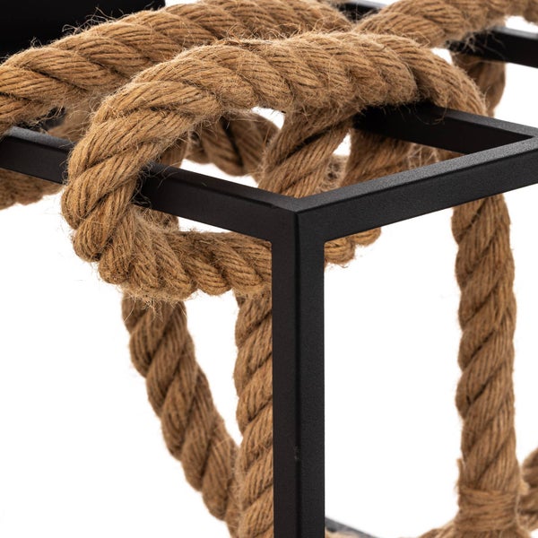 Detailansicht einer Lampe mit einem Rahmen aus schwarzem Metall und Seil