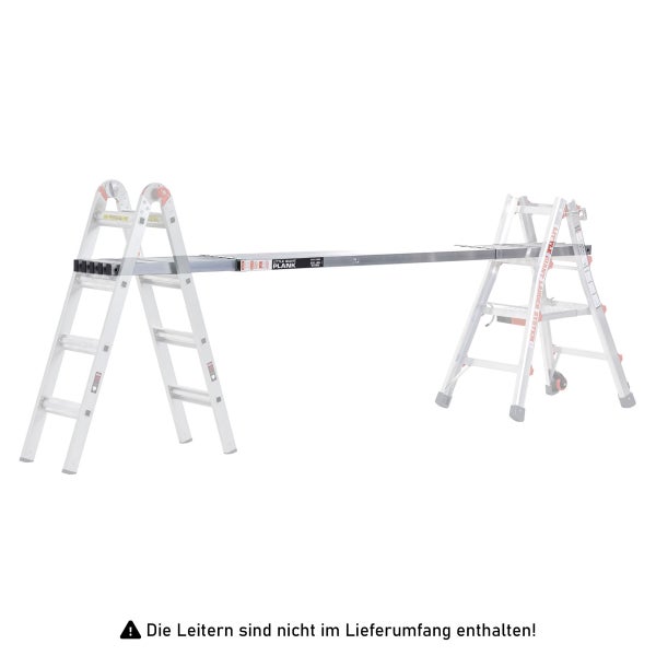 Ausziehbare Teleskop-Arbeitsbohle Little Giant aus Aluminium zwischen zwei Mehrzweckleitern.