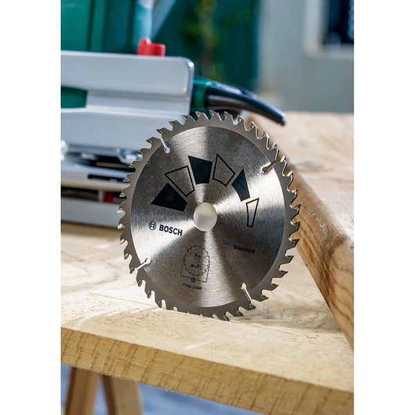 Bosch Sägeblatt auf einem Holztisch