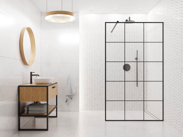 Modernes Badezimmer mit begehbarer Dusche, Trennwand im Industriedesign, Holzwaschtisch mit Aufsatzbecken und rundem Spiegel.