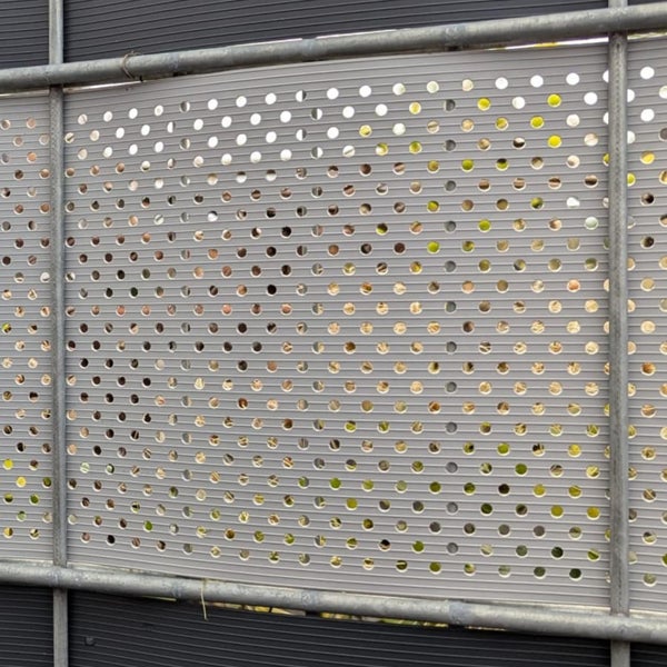 Sichtschutzelement mit Lochmuster