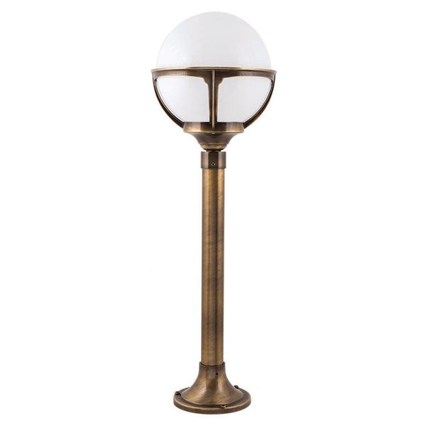 Klassische Außenstandleuchte aus Metall in Altmessing-Optik mit weißer Kugelleuchte aus Glas.