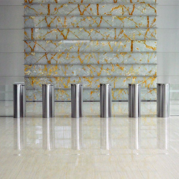 Reihe von sieben zylinderförmigen Absperrpfosten aus Metall