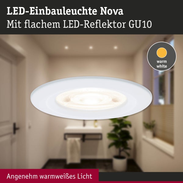 Weiße runde LED-Einbauleuchte Nova mit GU10 Reflektor für warmweißes Licht in einem Badezimmer.
