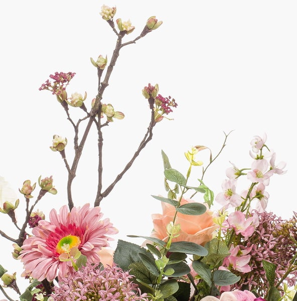 Arrangement aus Kunstblumen mit einer rosa Gerbera, Rose und grünen Eukalyptusblättern.