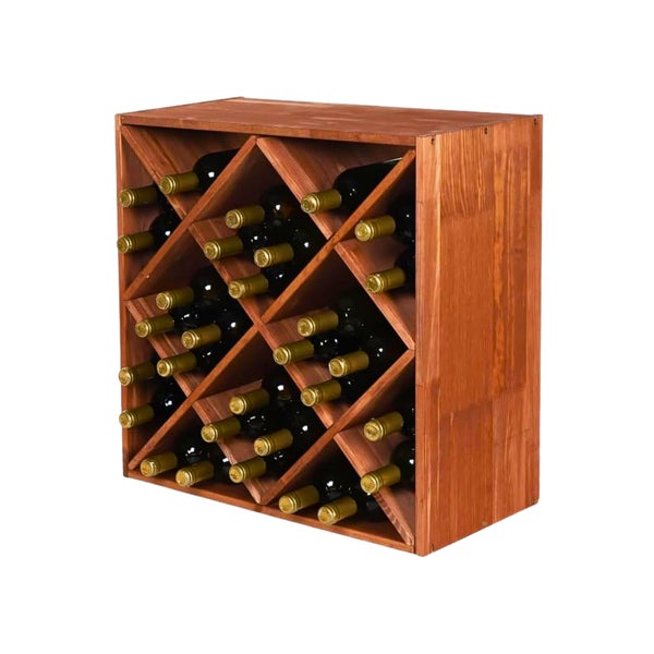 Weinregal aus Holz mit diagonalen Fächern, gefüllt mit Weinflaschen.
