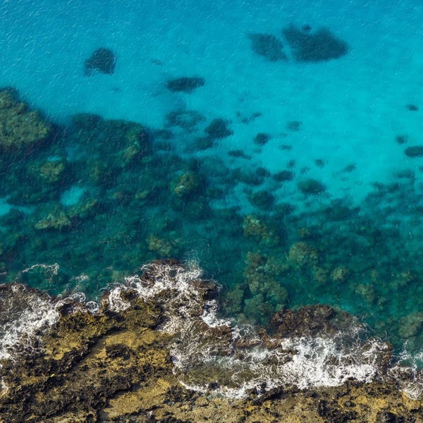 Luftaufnahme von Felsenküste und Meer