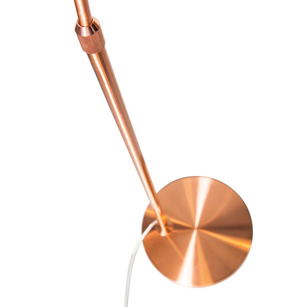 Detailansicht einer Stehlampe mit rundem Fuß und Kabel