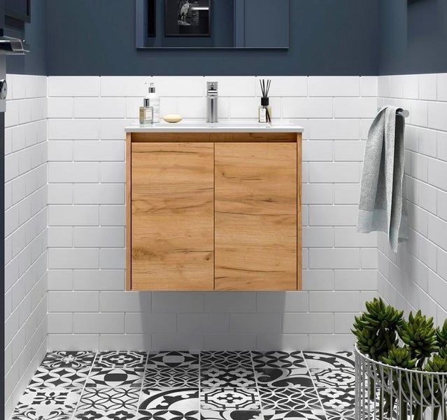 Wandhängender Waschbeckenunterschrank in Holzoptik mit zwei Türen und weißem Waschtisch in einem Badezimmer mit Wandfliesen und Musterboden.