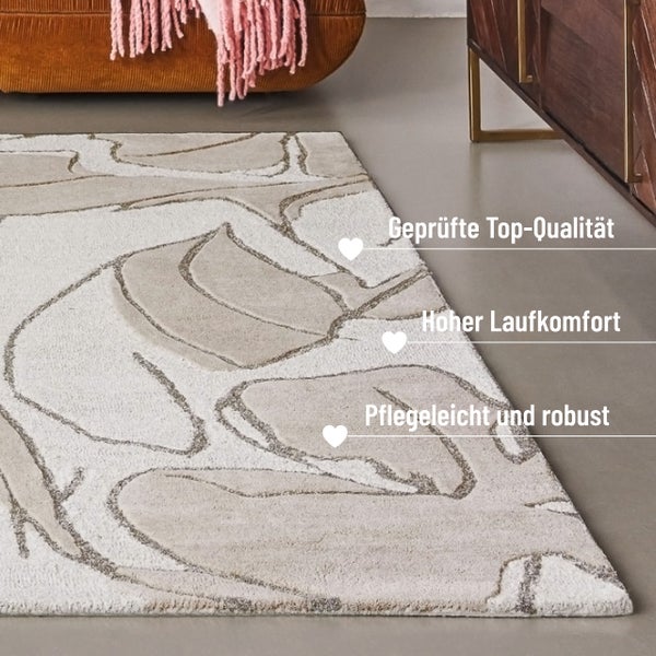 Moderner Teppich mit abstraktem Muster aus organischen Formen in einem hellen Zimmer. Der Teppich ist robust, pflegeleicht und bietet hohen Komfort.