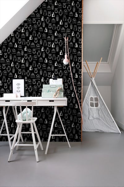 Kinderzimmer mit Schreibtisch, Stuhl, Spielzelt und Tapete mit Parfümflakon-Muster