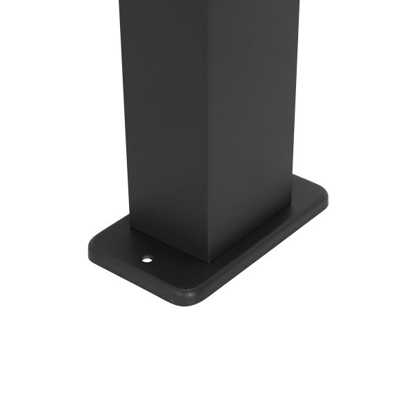 Quadratischer Metallpfosten mit Bodenplatte und Bohrung für die Bodenmontage.