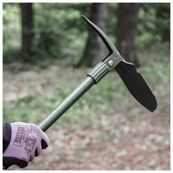 Klappspaten mit Spitzhacke und Sägefunktion im Einsatz