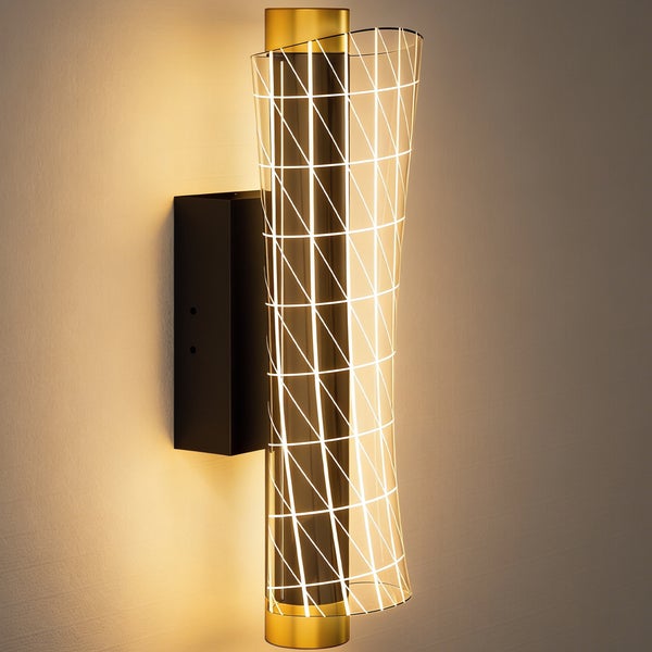 Szene mit Wandleuchte, Bücherstapel und Hasenfigur auf einem Nachttisch