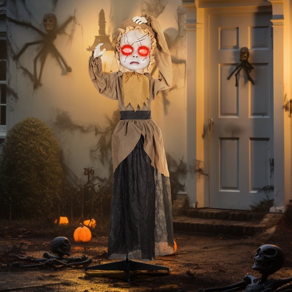 Halloween Dekoration einer Puppe mit roten Augen und Stoffkleidung vor einem Haus