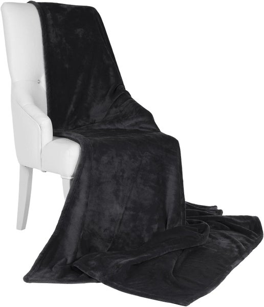 Auf einem Stuhl drapiert eine dunkelgraue Kuscheldecke