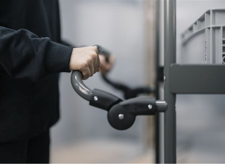 Person schiebt einen Transportwagen