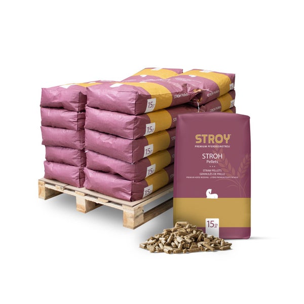 Eine Holzpalette mit mehreren Säcken Stroy Strohpellets als Einstreu für Pferde, daneben ein einzelner Sack und eine kleine Menge loser Pellets.