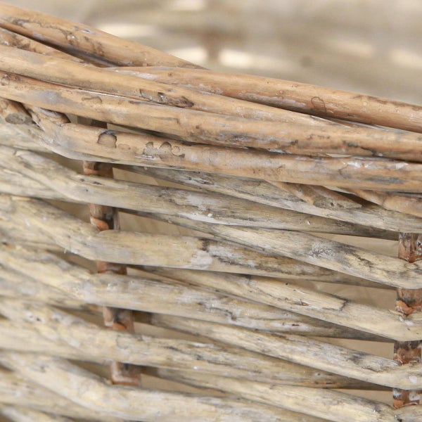 Detailansicht eines geflochtenen Korbes aus Rattan