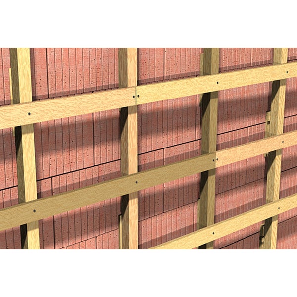 Holzlattung an einer Ziegelwand für die Innenverkleidung