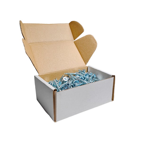 Geöffnete Pappschachtel gefüllt mit verzinkten Schrauben mit Kreuzschlitz.