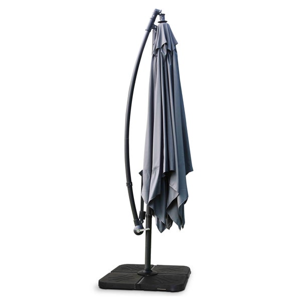 Geschlossener grauer Ampelschirm mit schwarzem gebogenem Gestell und quadratischem Standfuß.
