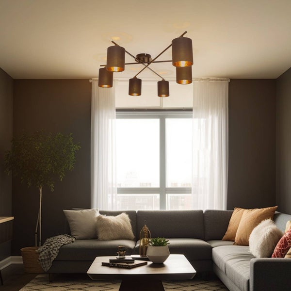 Modernes Wohnzimmer mit einer sechsflammigen Deckenleuchte mit dunklen Stoffschirmen über einem grauen Ecksofa und einem Couchtisch.