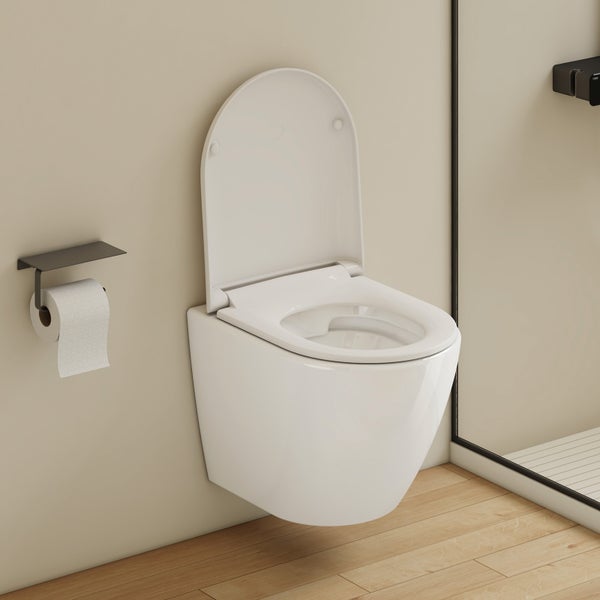 Wandhängendes WC aus Keramik mit offenem Deckel in einem modern gestalteten Badezimmer mit hellem Holzboden und Toilettenpapierhalter.