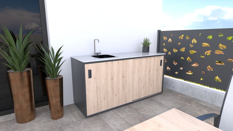 Gartenküche mit Spüle und Armatur auf einer Terrasse mit Pflanzen und Blätter-Sichtschutz