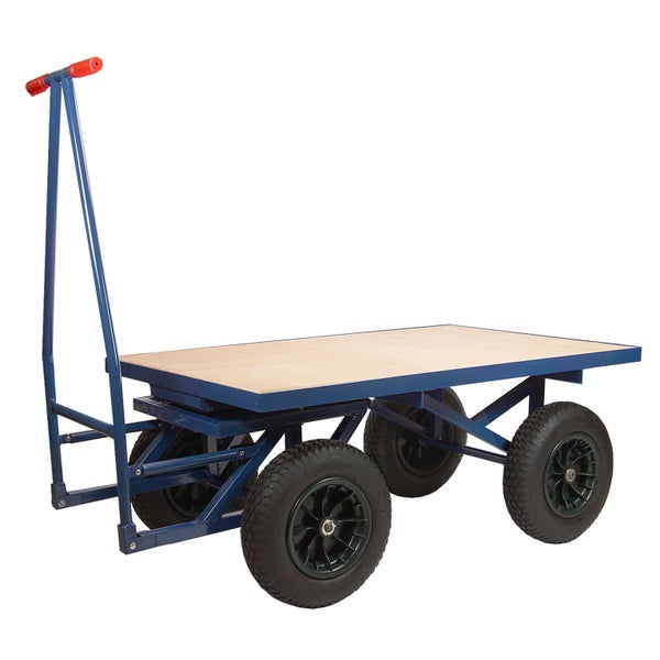 Manueller Plattformwagen mit Stahlrahmen, Holzplatte und vier luftbereiften Rädern zum Transportieren schwerer Lasten.