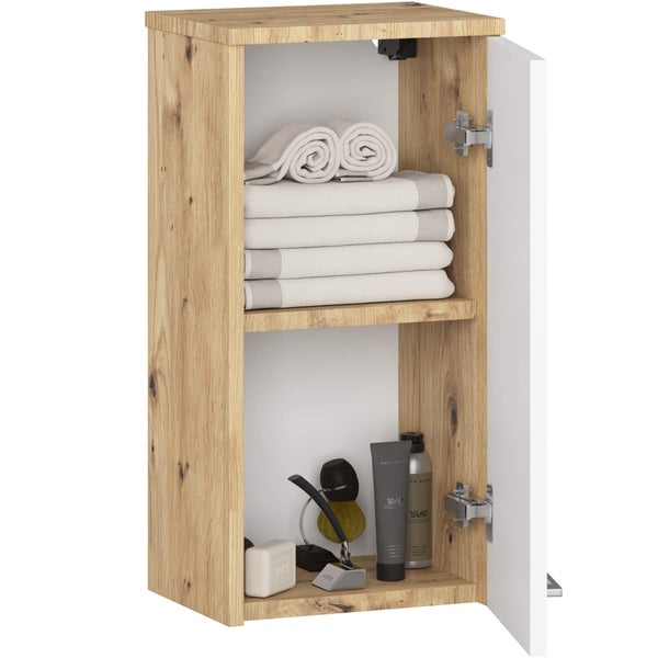 Offener Badezimmer-Hängeschrank aus Holz mit Handtüchern und Pflegeprodukten