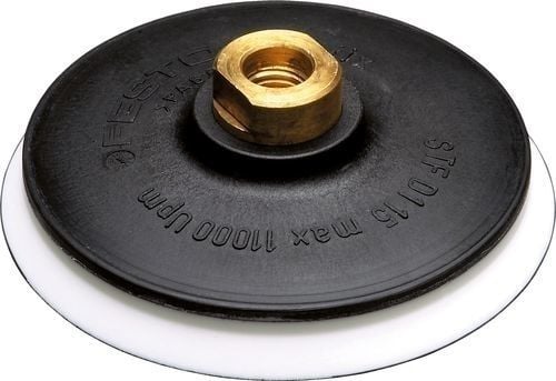 Akkustichsäge, Sägeblätter und eine Person mit Handschuhen auf einem Holztisch.