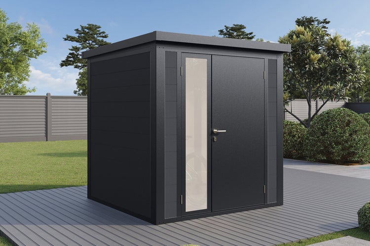 Modernes Gartenhaus aus Metall mit Flachdach und einer Flügeltür mit Glasausschnitt im Garten auf einer Terrasse stehend.