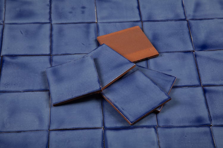 Quadratische, blaue Fliesen