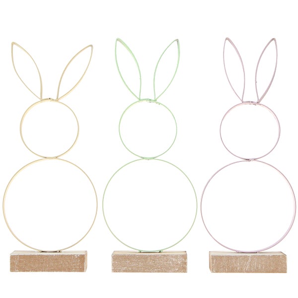 Dekorative Hasenfiguren aus Metall auf Holzsockel