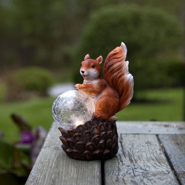 Gartensteckdose aus Granit mit angeschlossenem Stromkabel