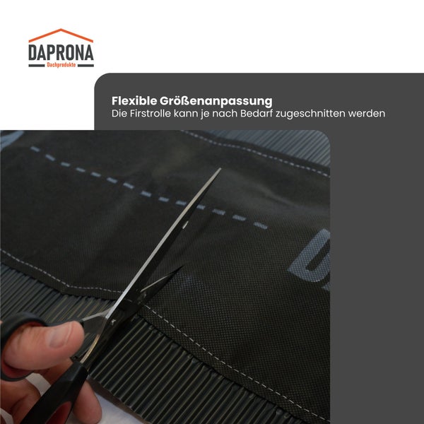 Daprona Logo. Eine Hand schneidet eine schwarze Firstrolle mit einer Schere für eine flexible Größenanpassung zu.