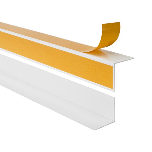 Selbstklebendes Winkelprofil aus weißem Kunststoff mit abgezogener Schutzfolie.