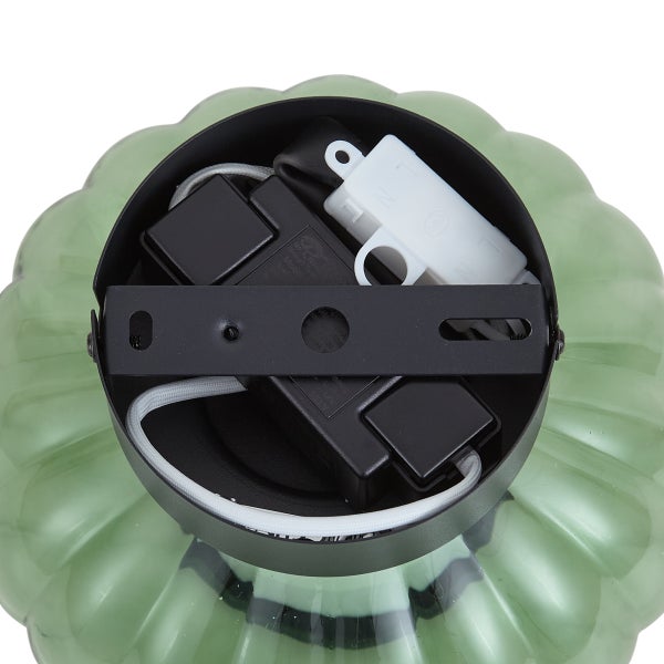Detailansicht der Deckenhalterung und der elektrischen Anschlüsse einer Deckenlampe mit Glasschirm.