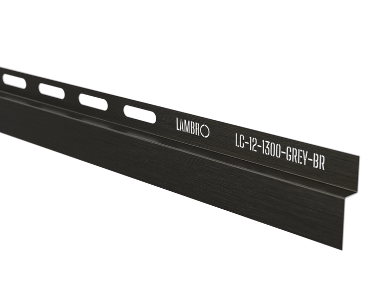 Lambro Fassadenprofil aus Metall in Grau mit Befestigungslöchern.