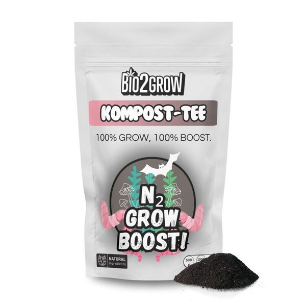 Bio2Grow Kompost Tee in der Verpackung mit einem Erdhaufen