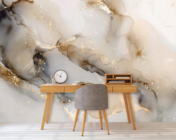 Arbeitszimmer mit Schreibtisch, Stuhl und abstrakter Wandtapete