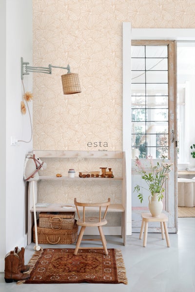 Kinderzimmer mit gemusterten Tapeten, Holzmöbeln und Spielzeug